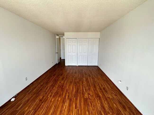 Building Photo - Updated 1-BR, 1-BA with 1-parking