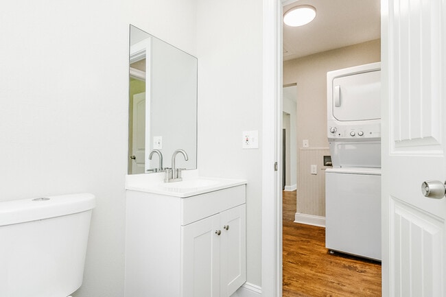 Building Photo - NEWLY RENOVATED 2 bedroom, 1 bathroom at G...