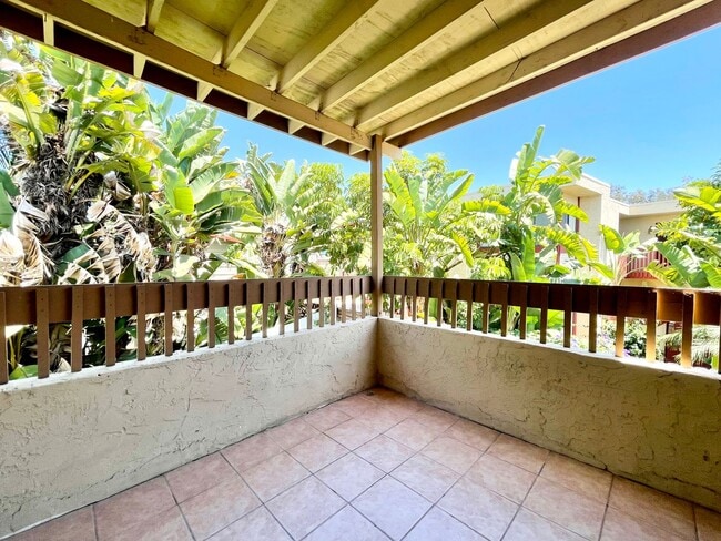 Building Photo - Updated Second Floor Single Level Unit!