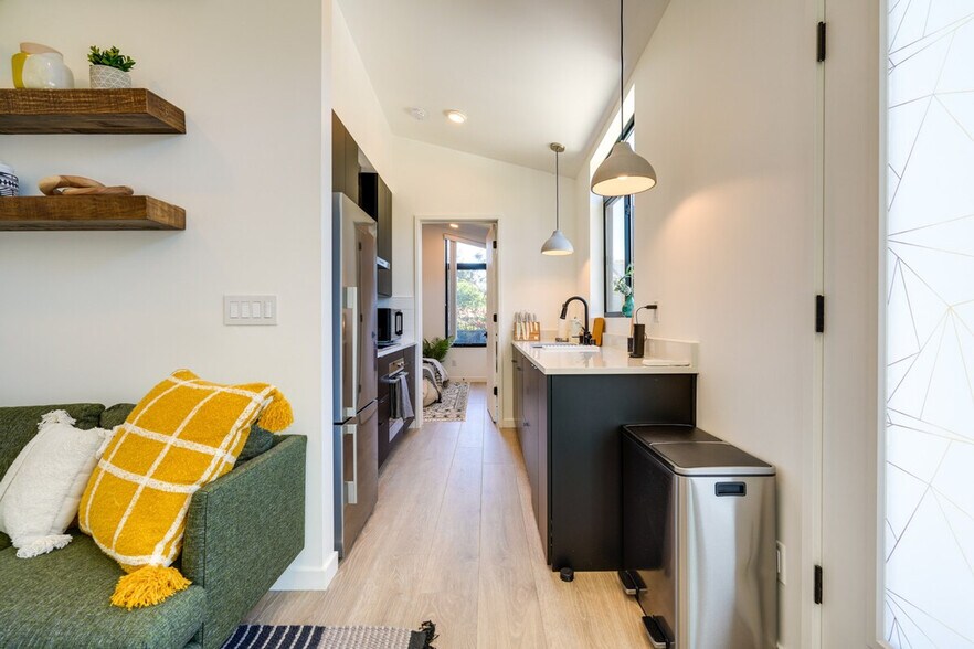 Building Photo - 510 Iris St