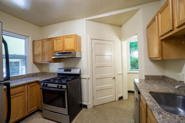 Building Photo - Available 6/1/26 Single Family Home Near C...