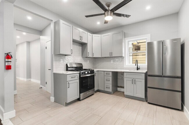 Building Photo - 410 76th St