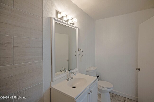 Building Photo - 2565 Burlingame Dr W