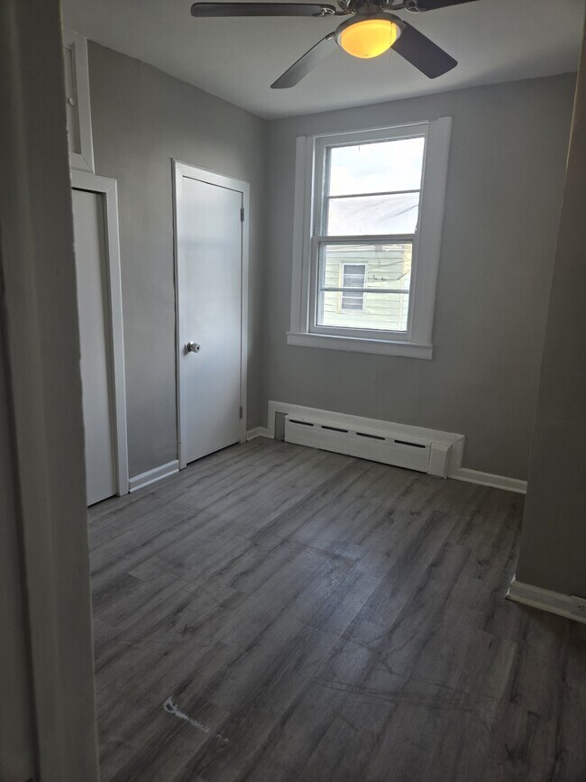 Building Photo - 264 Linton St