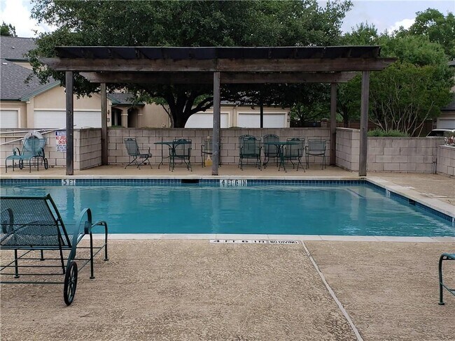 Building Photo - 2100 Pipers Field Dr