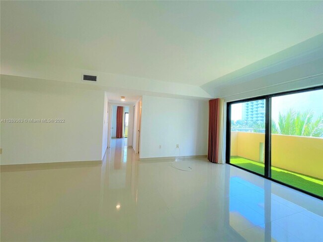 Building Photo - 2924 Collins Ave