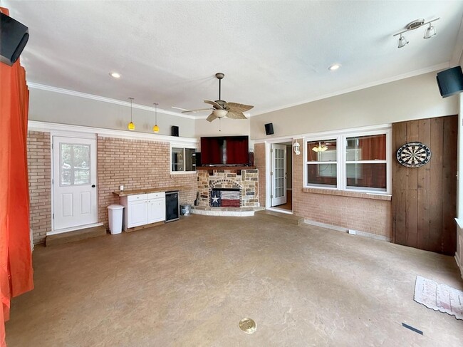 Building Photo - 9580 Dogwood St