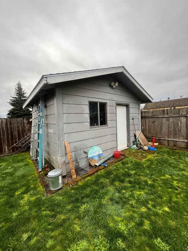 Building Photo - 4-Bedroom 3-Bathroom Home in Springfield