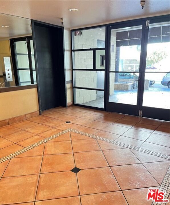 Building Photo - 435 S Virgil Ave