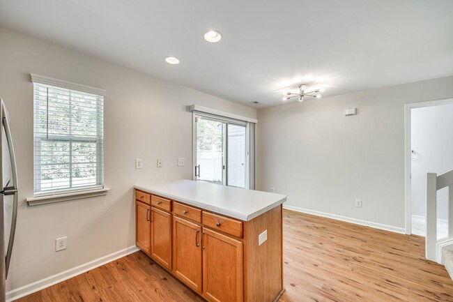Building Photo - Beautiful 2 Bed 2.5 bath townhome in Benni...