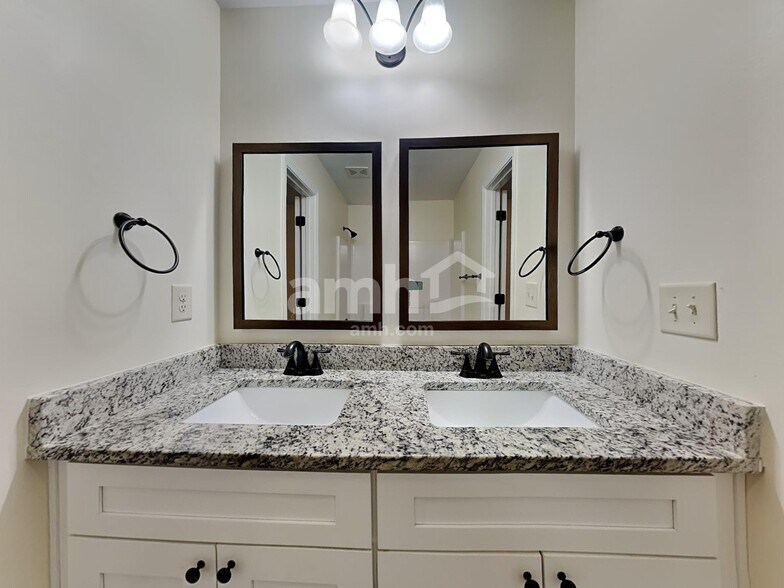 Building Photo - 210 Pebblefield Trce