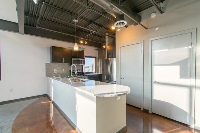Building Photo - 1 Bed 1.5 Bath Modern Corner Unit Condo in Uptown Dallas!