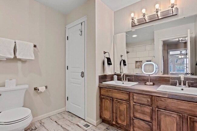 Building Photo - Fully Furnished 5 Bedroom Home in Eagle Id...