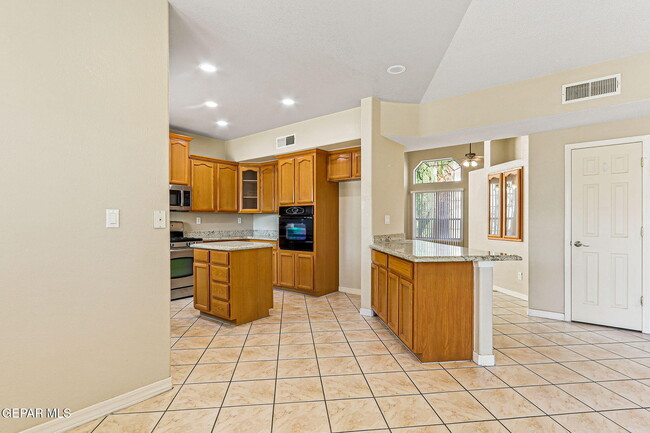 Building Photo - 951 Via Descanso Dr