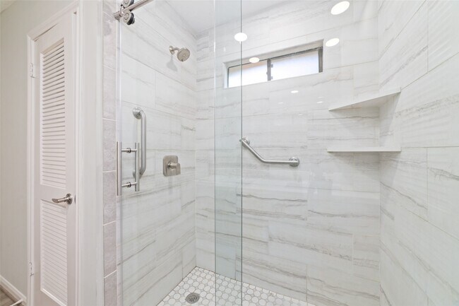 Building Photo - 154 Old Bridge Lake St