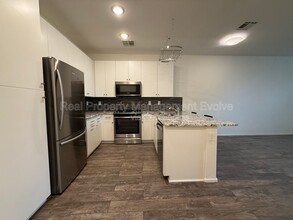 Building Photo - 2212 E Hidalgo Ave