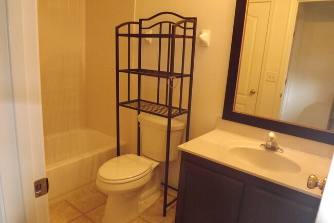 Building Photo - Spacious 2 story Beavercreek Condo
