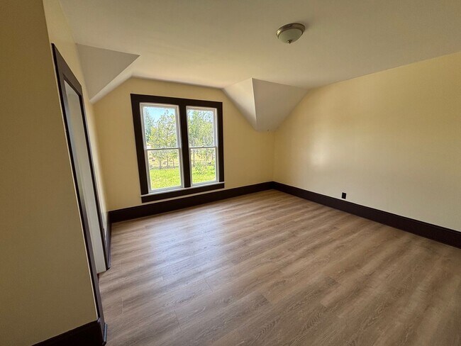 Building Photo - Charming Historic 4-bd Home for Rent – Ful...