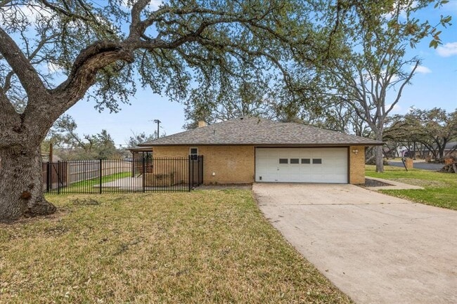 Building Photo - 9005 Balcones Club Dr