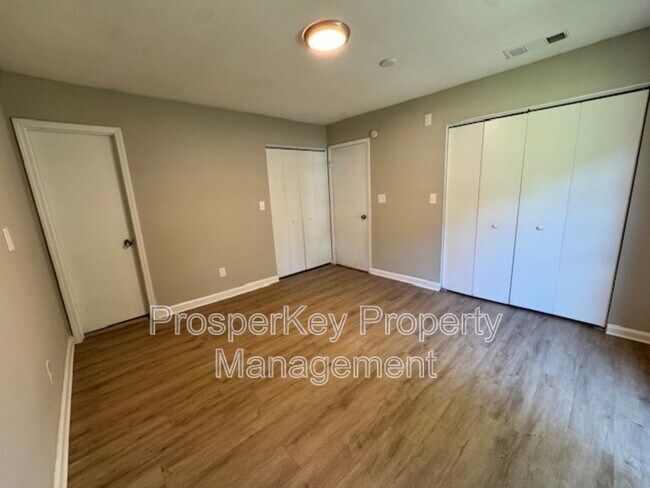 Building Photo - 4814 Fairview Dr