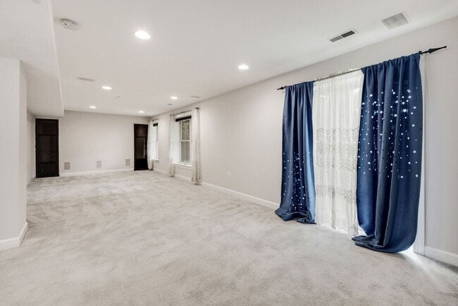 Building Photo - 3 Bed 2 Full Bath 2 Half Bath - Silver Spring Colonial - Military clause supported