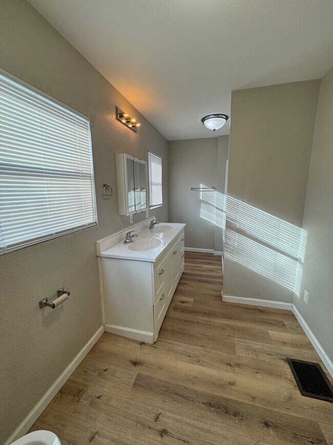 Building Photo - Newly Remodeled 2 Bedroom 1 Bath with Basement