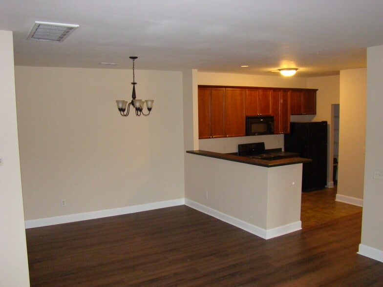 Living Roon - 8401 Callabee Way