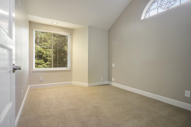 Building Photo - 3 Blackhawk Club Ct