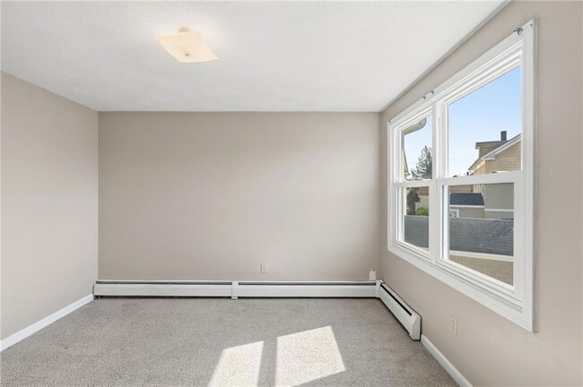 Building Photo - 10 Henry St