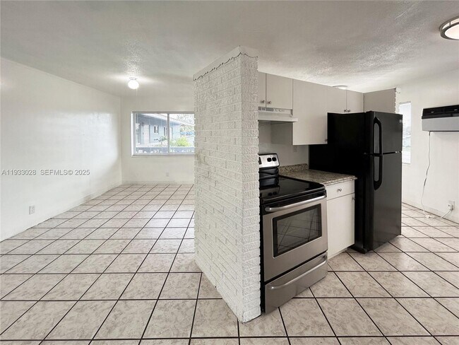 Building Photo - 3049 NW 9th Ave