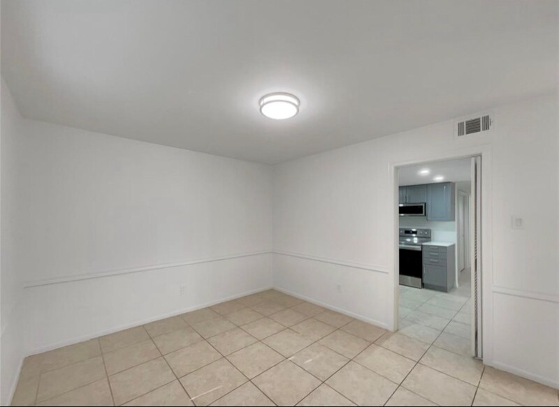 Building Photo - 2805 Cambridge Ln