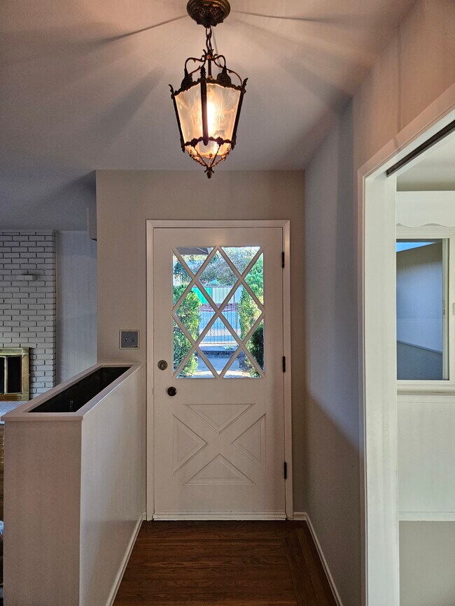 Building Photo - 3107 Alameda de las Pulgas