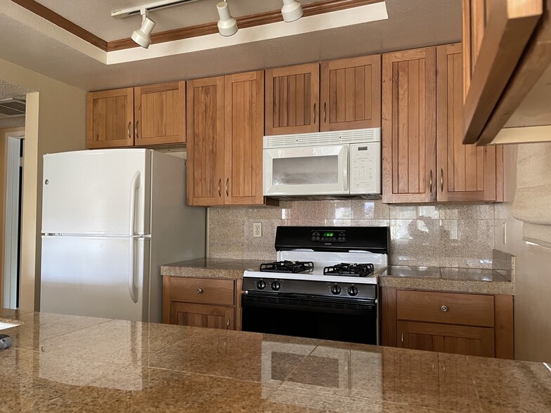 New cabinetry, granite countertops - 4800 Sawyer Ave