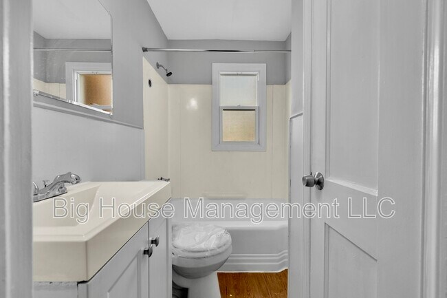 Building Photo - 4310 Roberton Ave