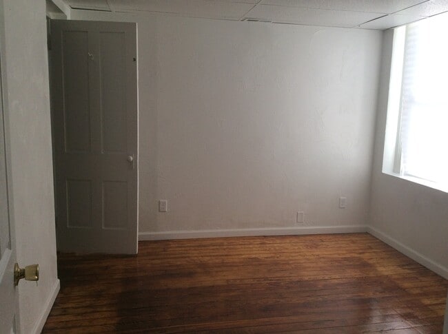 Building Photo - 1 Bedroom Apartment in Downtown near the Judicial Center