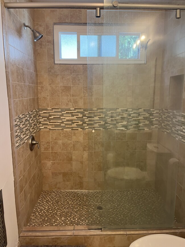 Walk in shower - 15484 Moorpark St