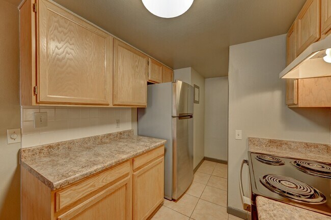 Building Photo - 1BR/1BA Comfortable Condo in Montclair Nei...
