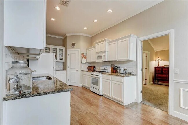 Building Photo - 713 Heather Wood Dr