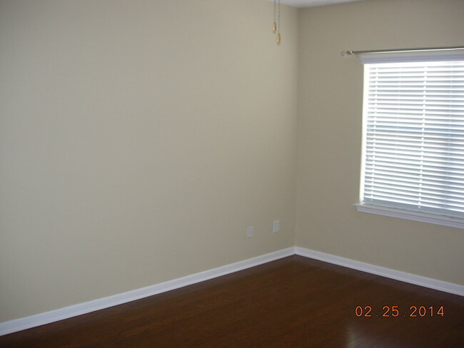 Building Photo - NICE Condo in GREAT location!!! VERY clean...
