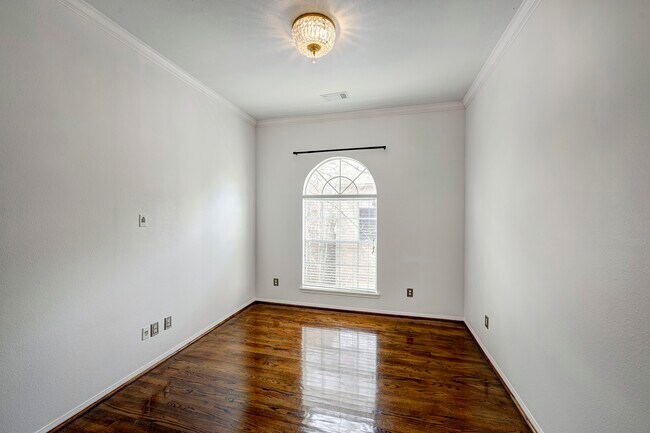 Building Photo - 5207 Blossom St