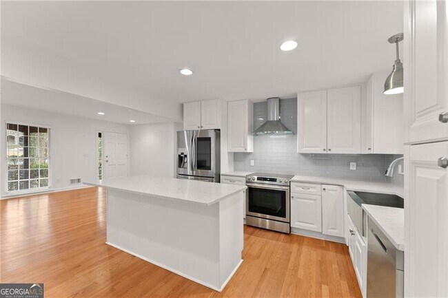 Building Photo - 4540 Club Valley Dr NE