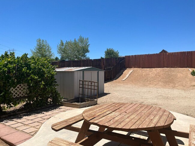 Building Photo - 3 bedroom 2 bathroom Home available in Vic...