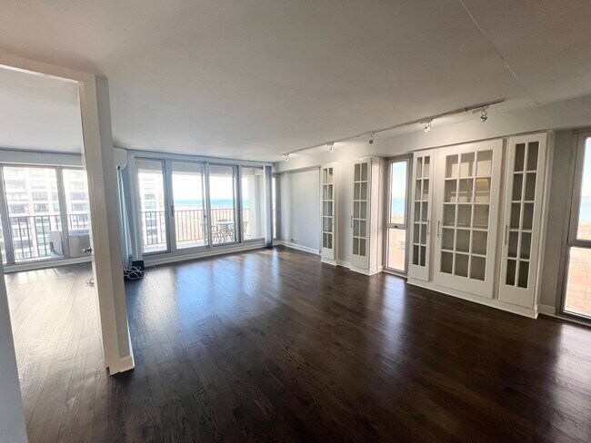 Building Photo - 1960 N Lincoln Park W