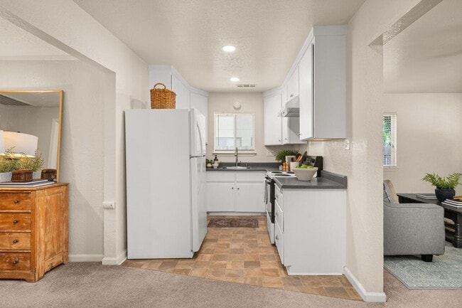 Building Photo - **Reserve for Summer 2026** Cute 2 Bedroom...