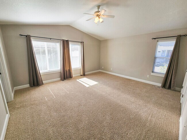 Building Photo - 917 N Cascade Dr