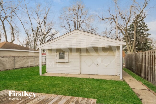Building Photo - 14340 Kenwood Ave