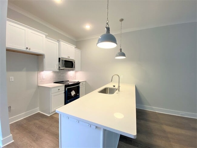 Building Photo - 2 Bedroom Off Jefferson Near Highland