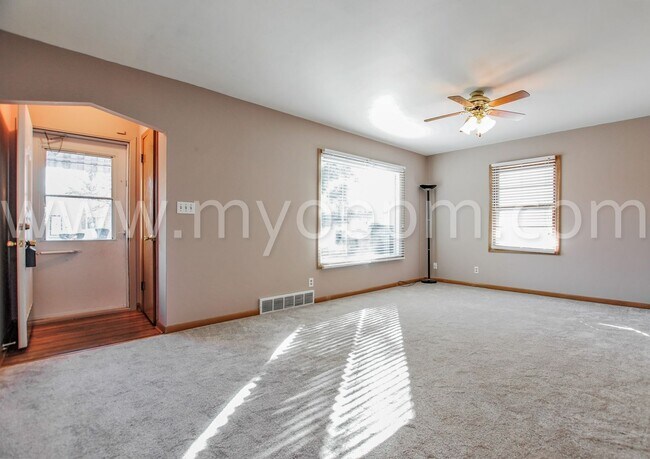Building Photo - Raised Ranch | 3 Bedroom 2 Bathroom Home | Benson