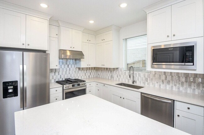 Building Photo - 28722 Mount Bonnell Dr