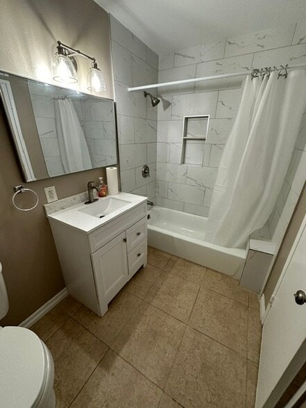 Building Photo - 405 S Kroeger St